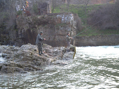 A río revuelto ganancia de pescadores.
